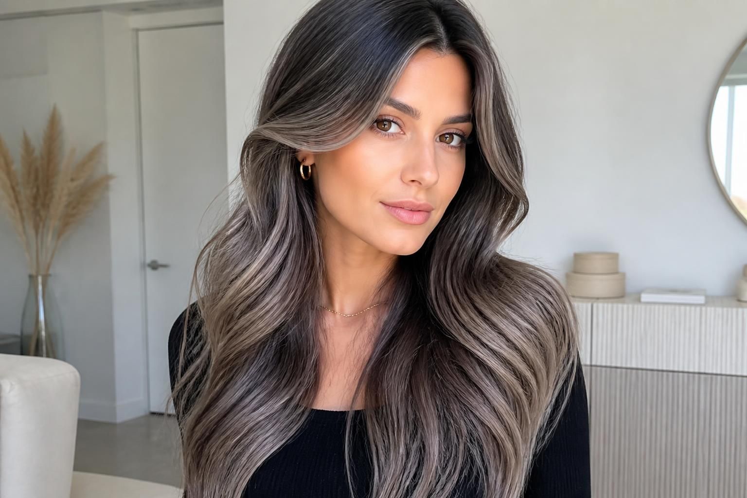 découvrez comment réussir un balayage gris pour un look à la fois sophistiqué et moderne, avec des conseils professionnels et des astuces pour sublimer vos cheveux.