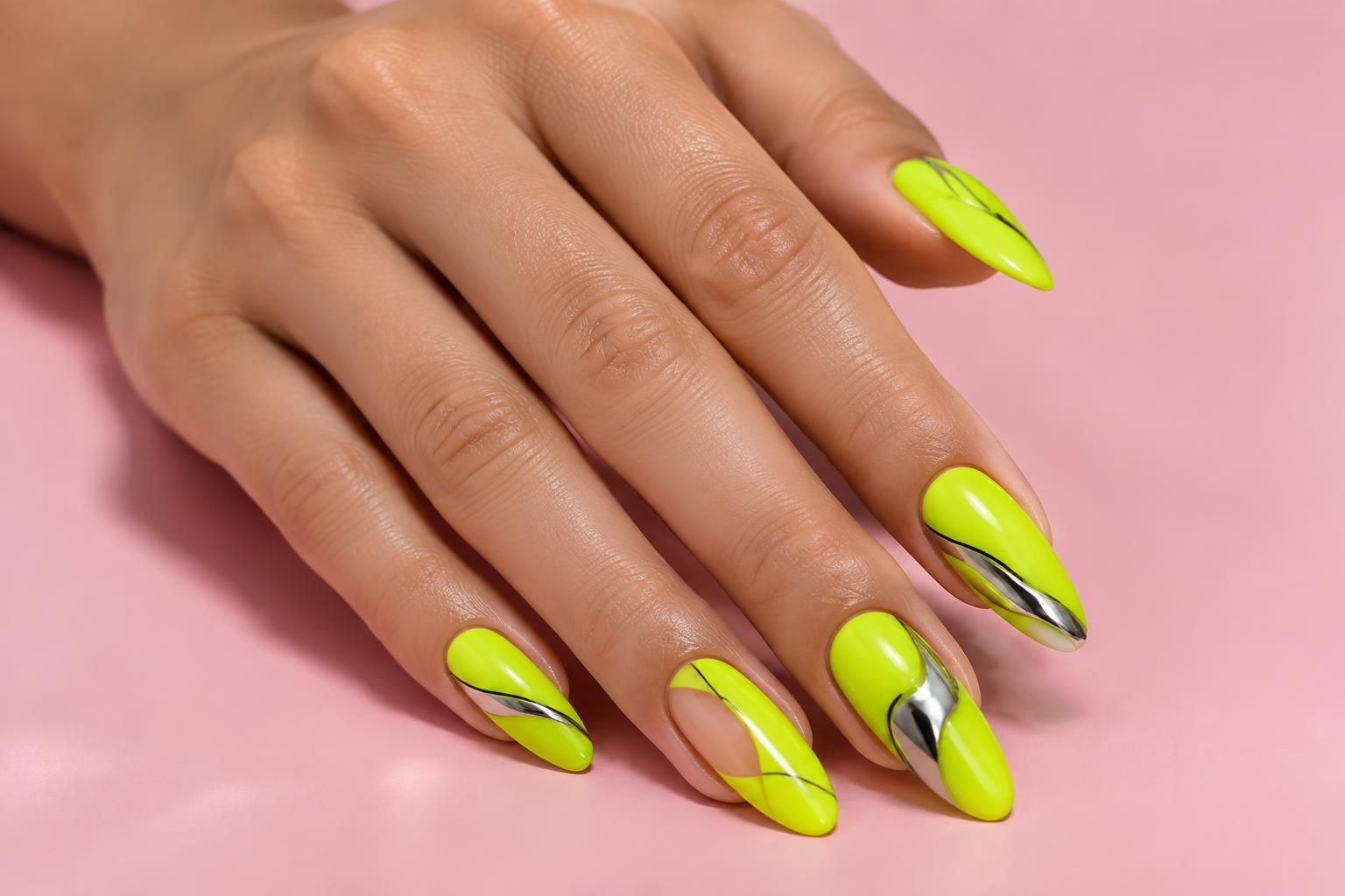 adoptez le nail art jaune fluo pour des ongles éclatants et originaux. découvrez des idées vitaminées pour illuminer votre manucure.