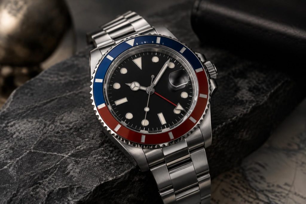 découvrez les caractéristiques de la rolex gmt-master : affichage de deux fuseaux horaires, lunette emblématique et particularités de ce modèle incontournable.