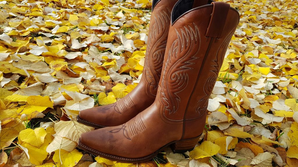 Quelles tenues associer à des santiags pour un look tendance cet automne ?